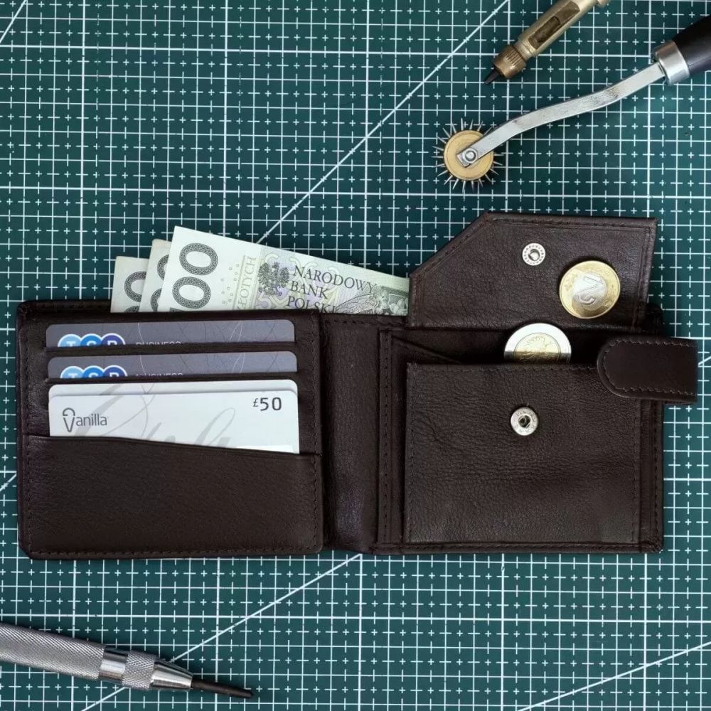 minimalistyczny ciemnobrazowy portfel meski ze skory naturalnej licowej sh 160