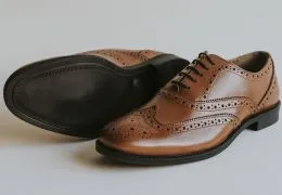 Eleganckie buty skórzane – jak je wybrać, dopasować i stylowo nosić? Praktyczny przewodnik