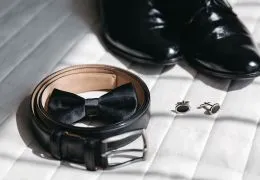 Mucha, poszetka i krawat — jak nosić eleganckie dodatki męskie