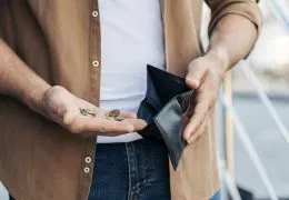 Jak wybrać skórzany portfel męski?