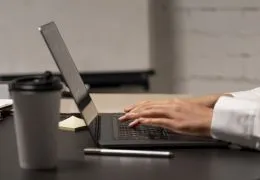 Torba czy plecak na laptopa — co naprawdę sprawdzi się na co dzień?